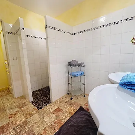 Les Jardins De Bouteille بيت للعطل *